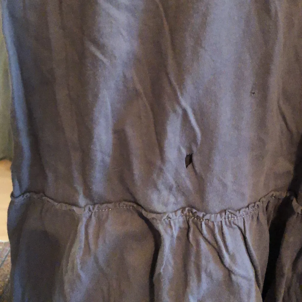 Så djävulskt snygg klänning som jag bittert nog inte passar i pga den är rättså lite över bysten:(( Så fin färg och kan ha för sigsjälv eller med ett par jeans under!! Har ett litet hål mot botten.. Klänningar.