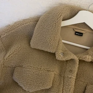 Teddy jacka - Endast använd ett få tal gånger. Väldigt mysig och fin jacka.