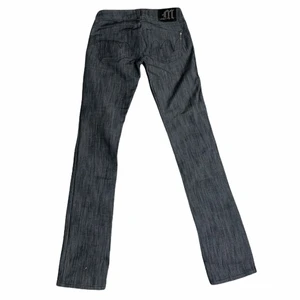 Lågmidjade jeans - Gråa lågmidjade y2k straightleg jeans i storlek W26<3.                       Midjemått: 75cm runt om                                                                     Innerbensmått: 84cm                                                                     Yttrebensmått: 105cm