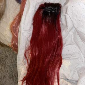 falskt hår. röd färg svart på botten