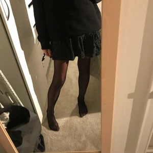 Glittrig kjol - Jättefin glittrig kjol ifrån Lindex. Passar alla storlekar. Köptes för 249kr jag säljer för 200kr + frakt. Har andvänt en gång.💕 Buda i kmt vid flera intresserade. 