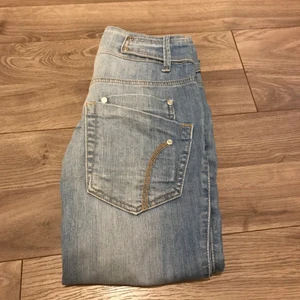 Jeans  - Jeans från Gina Tricot i strl 25. Använda några gånger men i fint skick. Köparen står för eventuell frakt. 