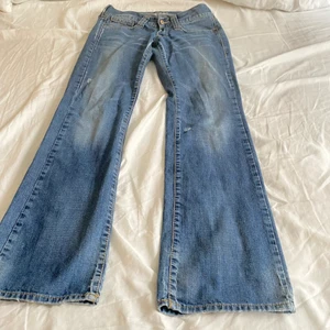 Blåa jeans - Så snygga blåa raka jeans från formarens i storlek 28. Sitter bra på mig som är 168. Köpare står för frakt annars möts jag gärna i Stockholm. Skriv privat för eventuella frågor💗färgen är mest lik de två sista bilderna!!