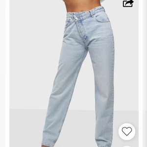 Helt nya jeans från Gina tricot med lapp - Alla lappar kvar på dessa coola jeans från Gina tricot!🦋 storlek 34! Nypris 599kr.