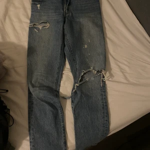Levis 501 jeans - Levis jeans i strl S/34, för småa för mig men i fint skick. Hålet på knäet är lite ”upprivet”. 200 kr exkl frakt el bud🥰