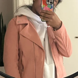 Rosa jacka🥰 - Säljer denna fina jacka som har andvänds 1 gång köparen står för frakten 🥰