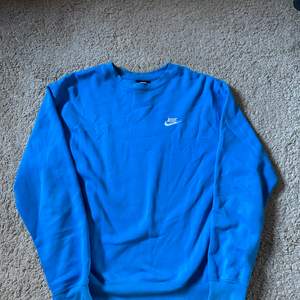 Ljusblå Nike sweatshirt i bra skick. Använd några gånger skicka 8/10 och inga flaws. Storlek medium och sitter tts. Pris kan diskuteras.