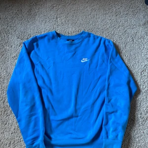 Nike sweatshirt - Ljusblå Nike sweatshirt i bra skick. Använd några gånger skicka 8/10 och inga flaws. Storlek medium och sitter tts. Pris kan diskuteras.