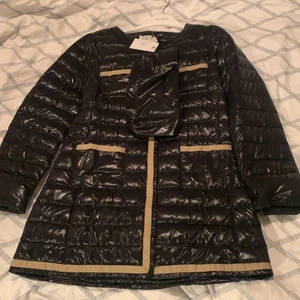 Svart jacka - Jag säljer en svart lång jacka från Adresson&Schäfer. Den är helt oanvänd och har till och med lappen kvar. Den kostade 2000kr från början. Kontakta om ni är intresserade ♥️