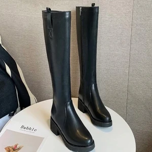 Boots - Svarta boots i storlek 37, stilrena och perfekt till lite kallare väder. 200kr