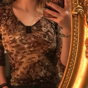 Tröja i spets - Köpt second hand och är märkt i storleken L men skulle säga att den är lite mindre än L.