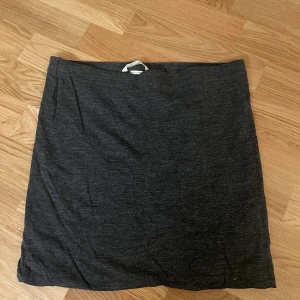 Tyg kjol från h&m  - Tyg kjol från H&M (grå)