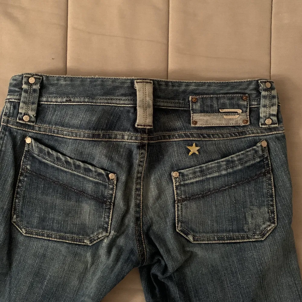 Jättefina lågmidjade jeans från märket Diesel. Köpta från second hand och säljer då de är för små(har storlek 38/36). Jättebra skick, är som nya! Midjemått: 80cm. Innebenslängd: 79cm. Köparen står för frakt. Tar endast swish!. Jeans & Byxor.