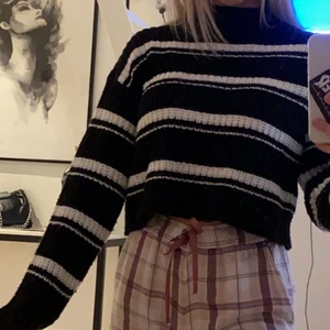 Randig stickad tröja  - ifrån NEW LOOK 915 GENERATION, knappt använd🤍 strl 152-158 men sitter som en XS