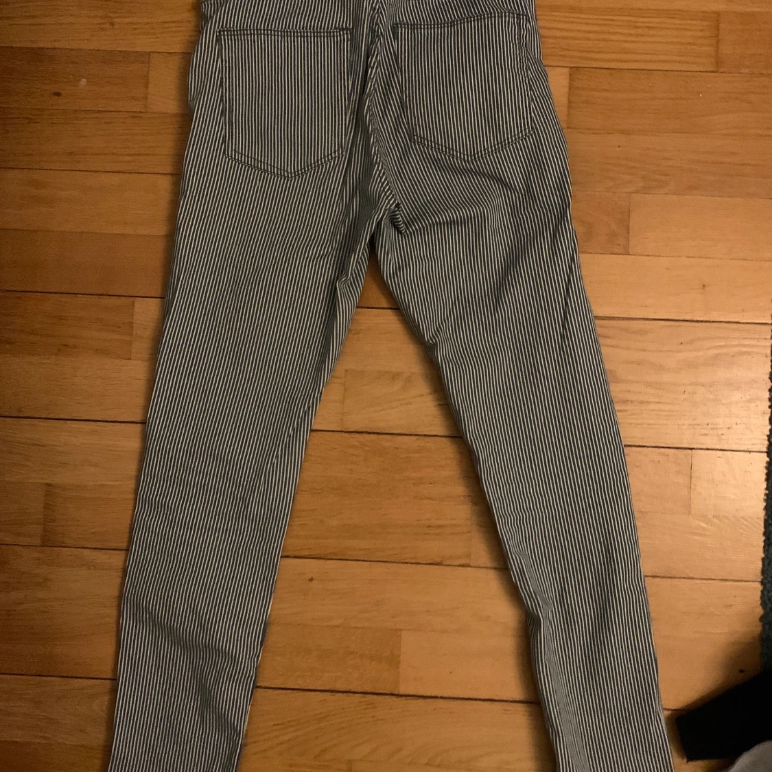 Blå vit randig byxor - 90