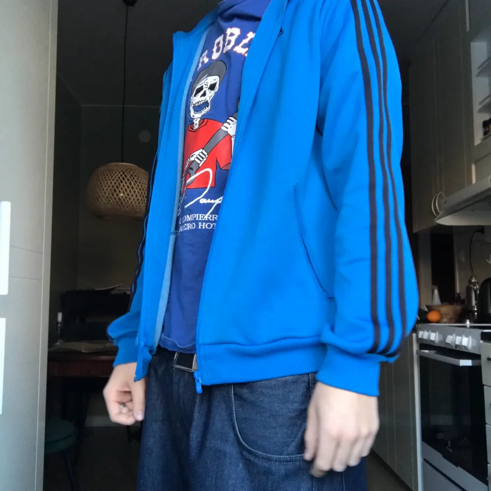 En vanlig adidas zipup i blå och svart. Stl xl men sitter som en medium. Jag är 180cm ni får bedöma stl själva🤣.. Hoodies.