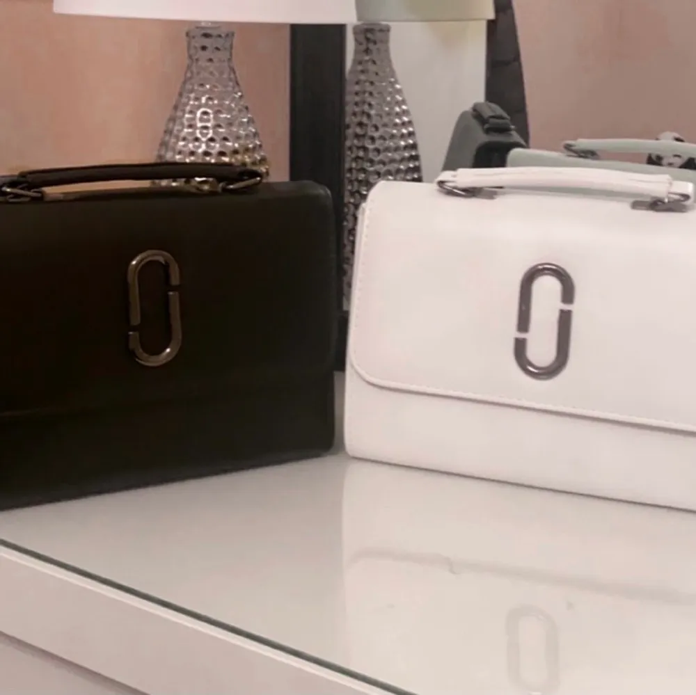 Helt nya Marc Jacobs väskor (inte äkta) med kommer axelband Edit: svarta är såld vita finns endast kvar!. Accessoarer.