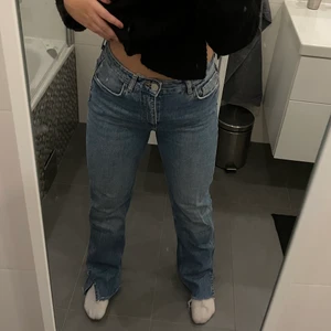Blåa jeans - Blåa jeans med slits. Klippt uppåt de själv så de passar mig (164 cm). Storlek 36❤️‍🔥❤️‍🔥
