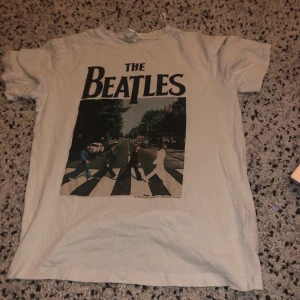 Beatels T-shirt  - Köpte runt 1 år sen använt, inga hål inga skador. Köpte för 100kr säljer för 70kr