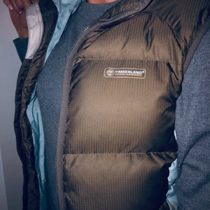 Timberland dunväst  - Timberland dunväst med luva som ny! storlek Small Nypris 1695:- 