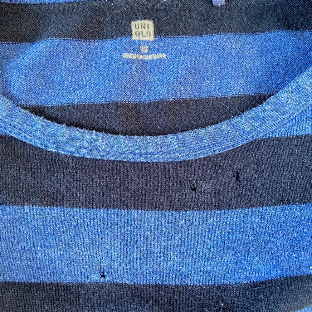 Blå randig tröja som är köpt second hand. Den har tre små hål på framsidan vid halsen. Synd inte särskilt mycket när man använder den.. Toppar.