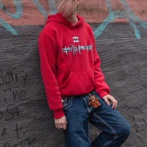 Vintage Billabong Hoodie - En snygg röd luvtröja från Billabong. En aning för liten för mig därav säljes. Passar som S-M. I fint skick! Vid flera intresserade blir det budgivningen 😊