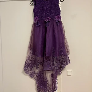 Barnklänning - Använd en gång storlek 160, frakt ingår 