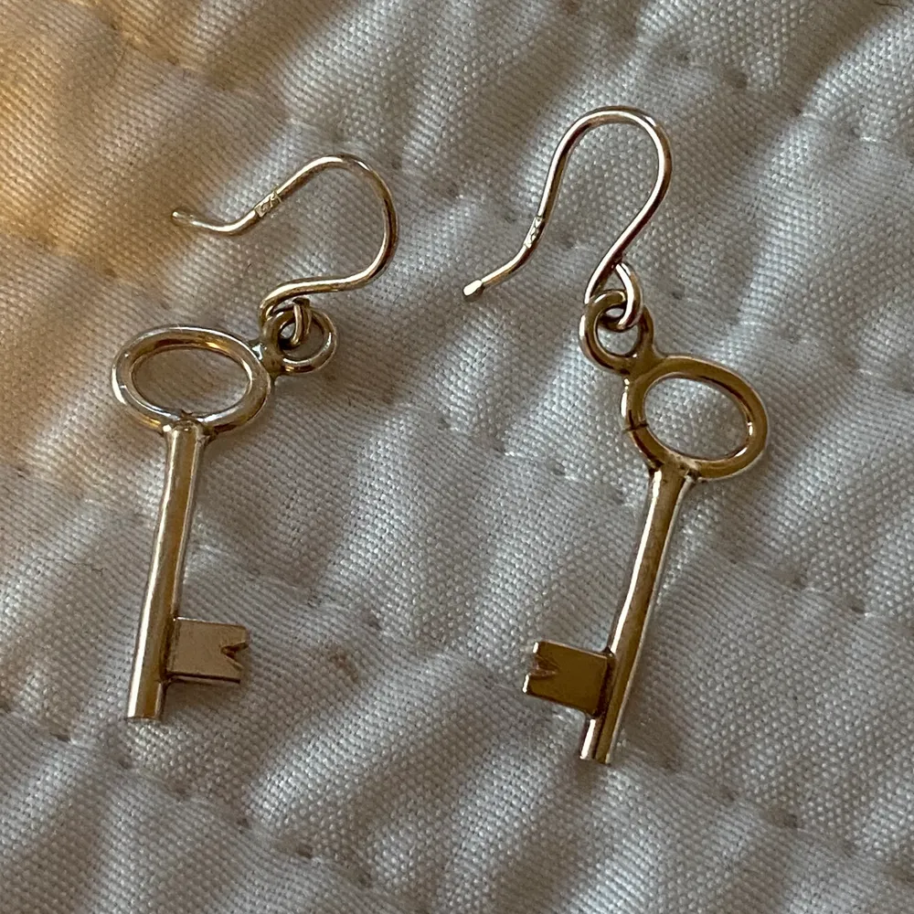Ett par superfina och unika örhängen i äkta silver i form av nycklar! Den är handgjord av min kompis morfar som är en guldsmed! One of a kind <3. Accessoarer.