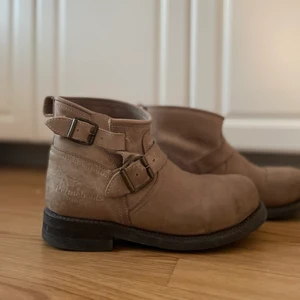 Primeboots  - Låga beiga primeboots i stlr 39. Betalning via Swish!