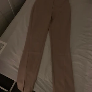 Nakd kostymbyxor beige - Normal i storleken, nyskick