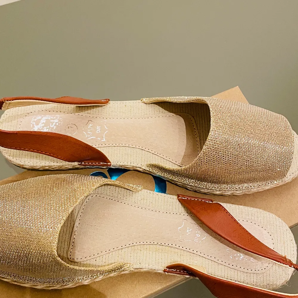 Helt nya sandaler!! Jag har aldrig använt dem på grund av en större storlek. Farg:guld/brun, storlek 37.. Skor.