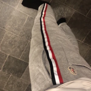 Moncler mjukis ( Äkta) - Helt fräscha & sköna Moncler mjukis! Tappat bort kvittot men de är äkta. Köpta från Olsens i Helsingborg. Dom sitter fint på mig och är 183 cm lång. Priset går att diskuterar & tar gärna byten! 