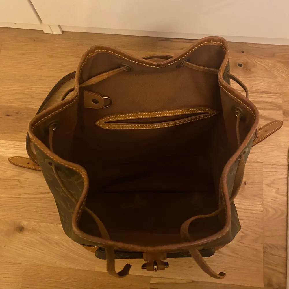 Säljer min ryggsäck i modell Montsouris MM från Louis Vuitton. Jag älskar den men har på senaste tiden inte använt den så mycket. Den förtjänar nu ett nytt hem. Lite slitage på undersidan men annars i fint begagnat skick! . Väskor.