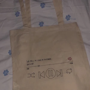 EGENGJORD TYGPÅSE - Jag gör tryck till tygpåsar, bra kvalitet, helt nya och gör efter din beställning av val av tryck! Tygpenna och broderier bla. Tvättinstruktioner står på insidan av tygpåsen, den är alltså tvättbar i tvättmaskin men OBServera att inte tvätta den i för hög värme, om du inte vill ha en miniväska🥰 