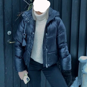 Puffer jacket - Säljer min dun jacka från Nelly som är i storlek 36. Köpte på plick men den passade tyvärr inte så säljer den vidare. Förra ägaren har använt den sparsamt och den är i mycket bra skick. Buda i kommentarerna eller köp direkt för 1000kr 