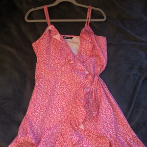 Fin klänning i str S - Jätte fin klänning från shein. Säljer pga inte min stil. Reglerbara axelband och snörning i midjan. Köparen står för frakten, finns på fler sidor. 