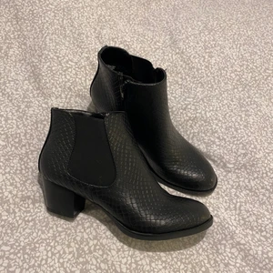 Boots Stl 41, nyskick - Boots Stl 41 . Köpt fel storlek och därför aldrig använt dem och är i nyskick.