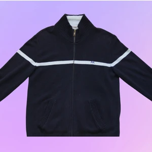 Vintage Burberry Zip-Up Sweatshirt - Vintage Burberry Zip-up Sweatshirt. Size: XL, passar L. Väldigt bra vintage-skick.