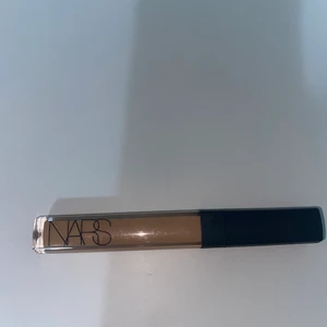 Concealer nars  - Concealer från nars i färgen Sucre D’orge. Den är enbart testad och jag säljer den för att den inte passade mig. Original priset är 330 kr men jag säljer den för 160 och köparen står för frakt❤️.