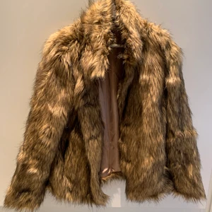 Oasis fake fur jacka strl M - Knappt använd jacka från Oasis, köpt i London. Storlek Medium. Jackan är i superfint skick! 