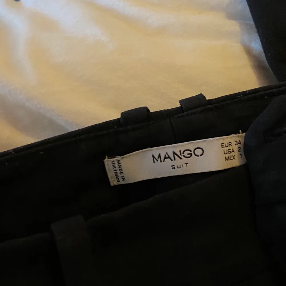 Perfekta raka kostymbyxor i mid waist från mango i storlek 34, jag är ca 170 cm 💕💘 (det är spegeln som är smutsig inte byxorna). Jeans & Byxor.