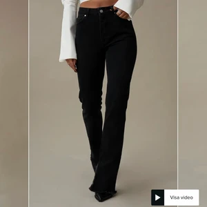 Hanna Schönberg X NAKD Svarta Jeans - Svarta raka jeans i jättebra kvalitét från en gammal kollektion av Hanna Schönberg X NAKD, nu slutsålda. Säljer pga lite för små för mig, så dem är knappt använda