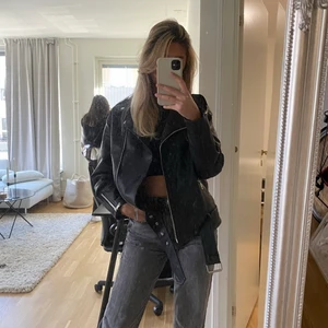 Skinnjacka  - Skinnjacka från zara, storlek xs