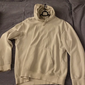 Vit Hoodie strl S - Knappt använd eftersom för liten!