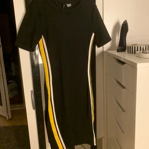 Klänning - Tajt klänning med stretch och bekvämt material. Från HM, använt 3-5 gånger