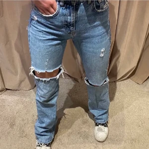 Pull and bear jeans - Snygga populära pullandbear jeans. Köptes här på plick för 550 inkl frakt. Säljer direkt sålänge ingen hunnit erbjuda högre! Lånad bild, skriv privat för egna bilder.