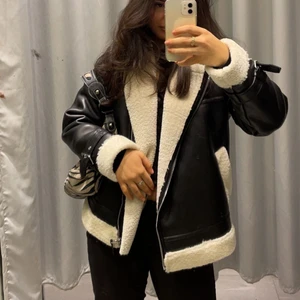 Jacka - Superfin jacka från Zalando i väldigt bra skick, köpte i år men inte använt så mycket som jag trodde så bättre att någon annan får användning av det🖤 frakten kostar 100kr och kan skicka fler bilder i dm🖤 högsta bud just nu: 600kr inkl. Frakt