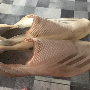 Adidas fotbollsskor  -   Adidas fotbollskor i bra skick. Endast använda några gånger.  Storlek 44 och 28,5 centimeter långa. 500 kronor 