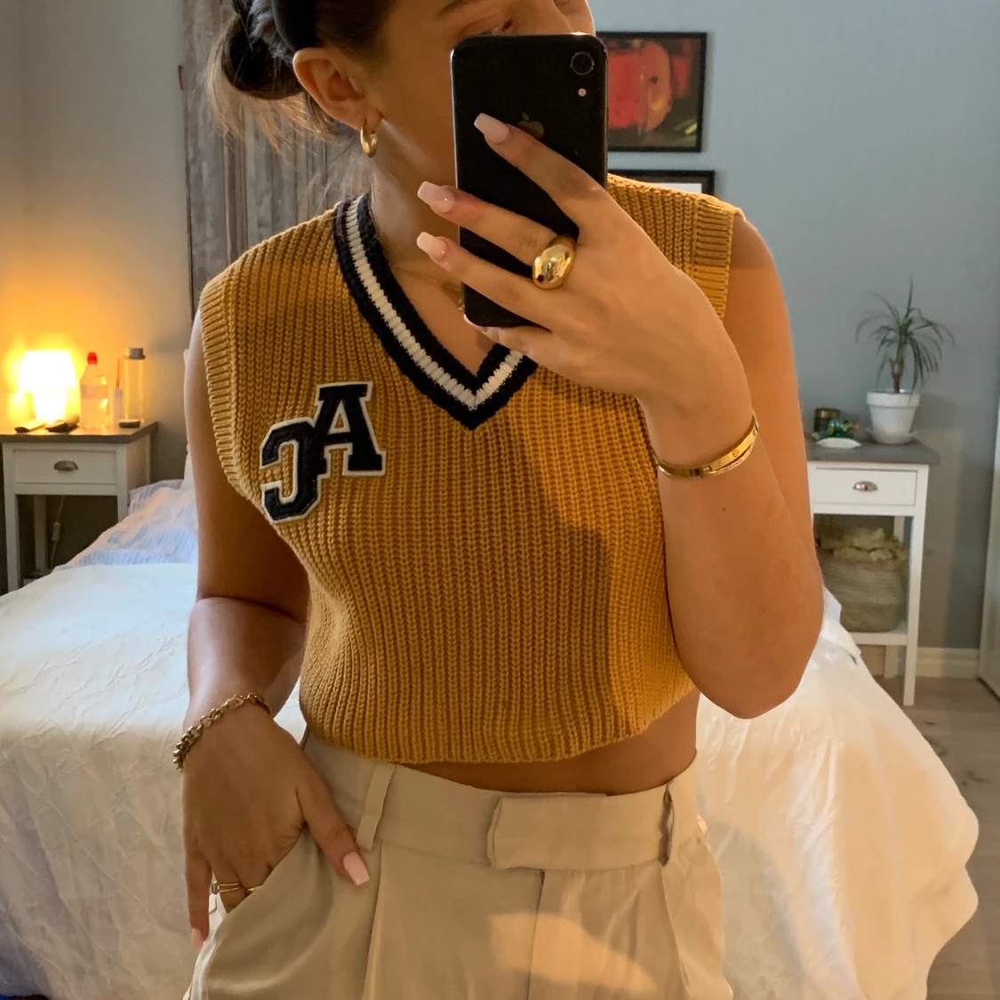 Stickad väst med detaljer - 91