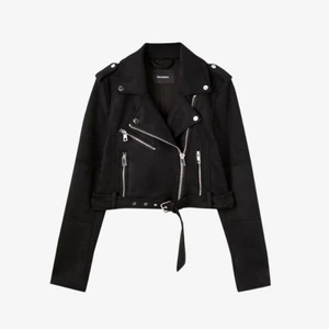 Jacka från pull and bear - Jätte snygg jacka från pull and bear strlk M, säljer pågrund av att den inte kommer till användning! Köpt för cirka 300kr så säljer för 170kr💞 Kan mötas i hudiksvall annars står köparen för frakten